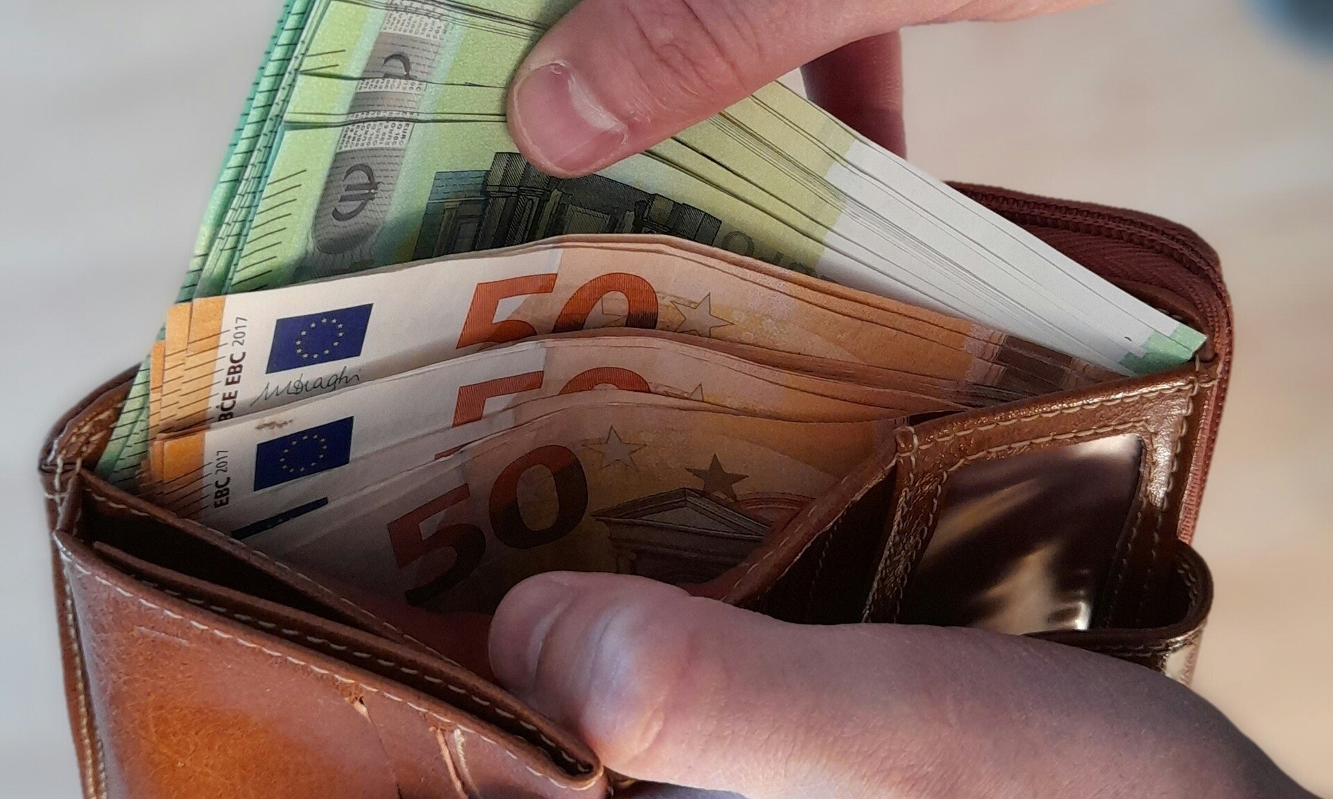 Κατώτατος μισθός: Θα φθάσει και τα 1.079 ευρώ – Όλες οι αλλαγές στα επιδόματα – Αναλυτικοί πίνακες
