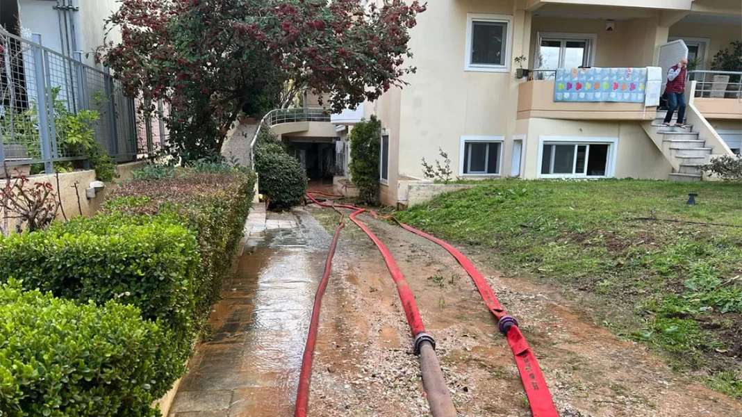 Έσπασε κεντρικός αγωγός της ΕΥΔΑΠ – Πλημμύρισαν σπίτια και δρόμοι