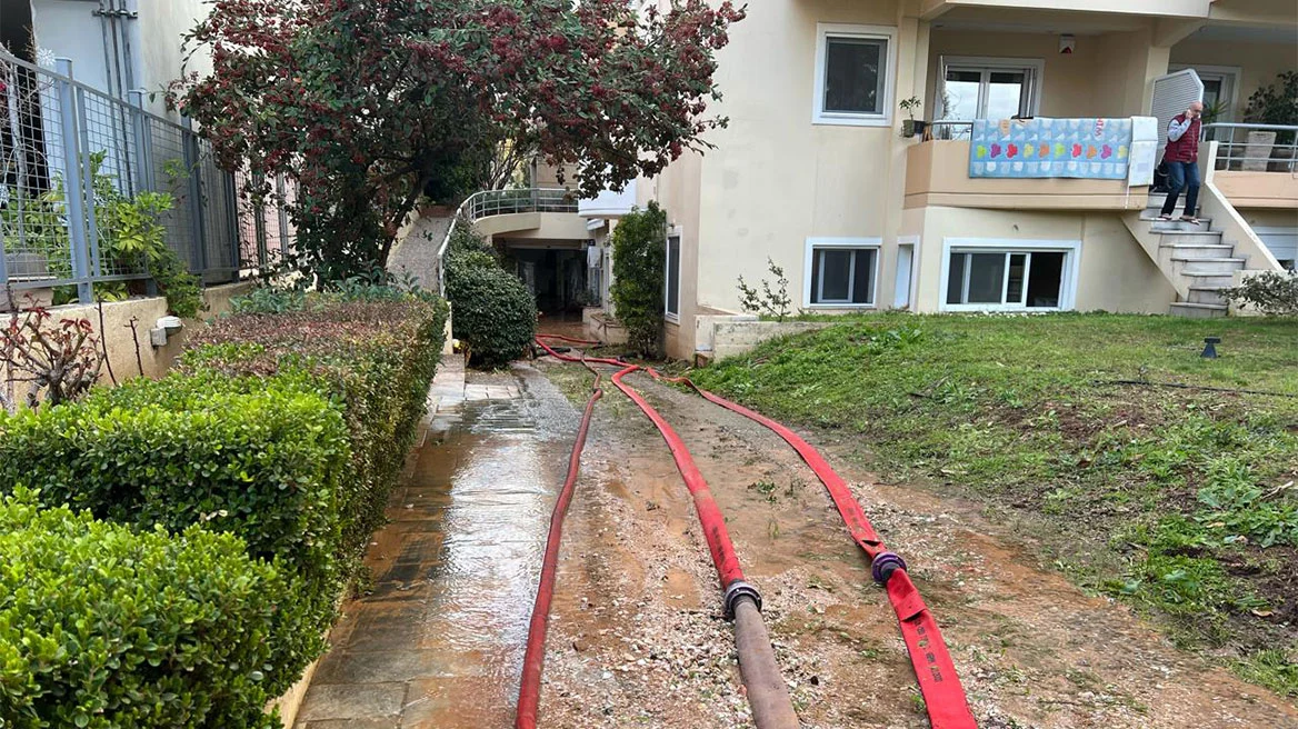 Έσπασε κεντρικός αγωγός της ΕΥΔΑΠ – Πλημμύρισαν σπίτια και δρόμοι