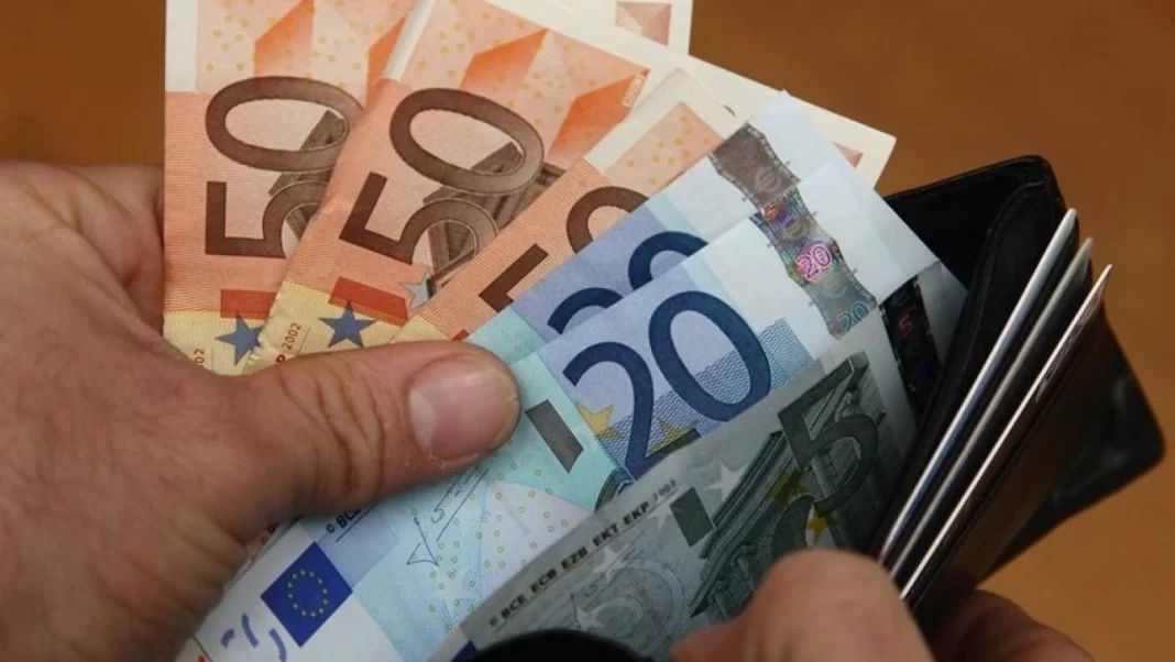 16χρονοι βρήκαν στον δρόμο πορτοφόλι με 800 ευρώ – Το παρέδωσαν στην Αστυνομία