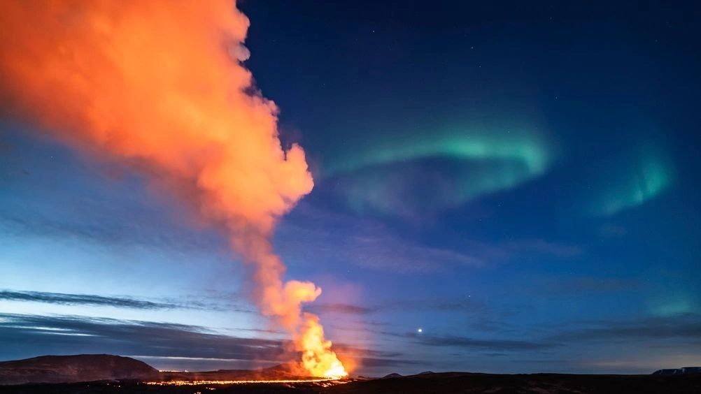 Ισλανδία: Δύο φυσικά φαινόμενα σε ένα – Όταν η ηφαιστειακή λάβα συνάντησε το Βόρειο Σέλας