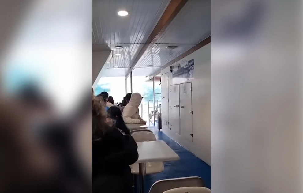 Τρόμος σε φέρι μποτ – Τουρίστες σε πανικό μετά από τεράστιο κύμα που σάρωσε το πλοίο