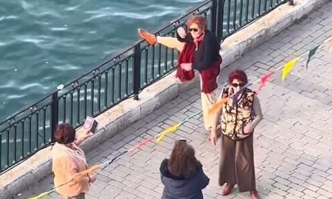 Γιαγιά ξεμουδιάζει κάνοντας διατάσεις στην παραλία και γίνεται viral