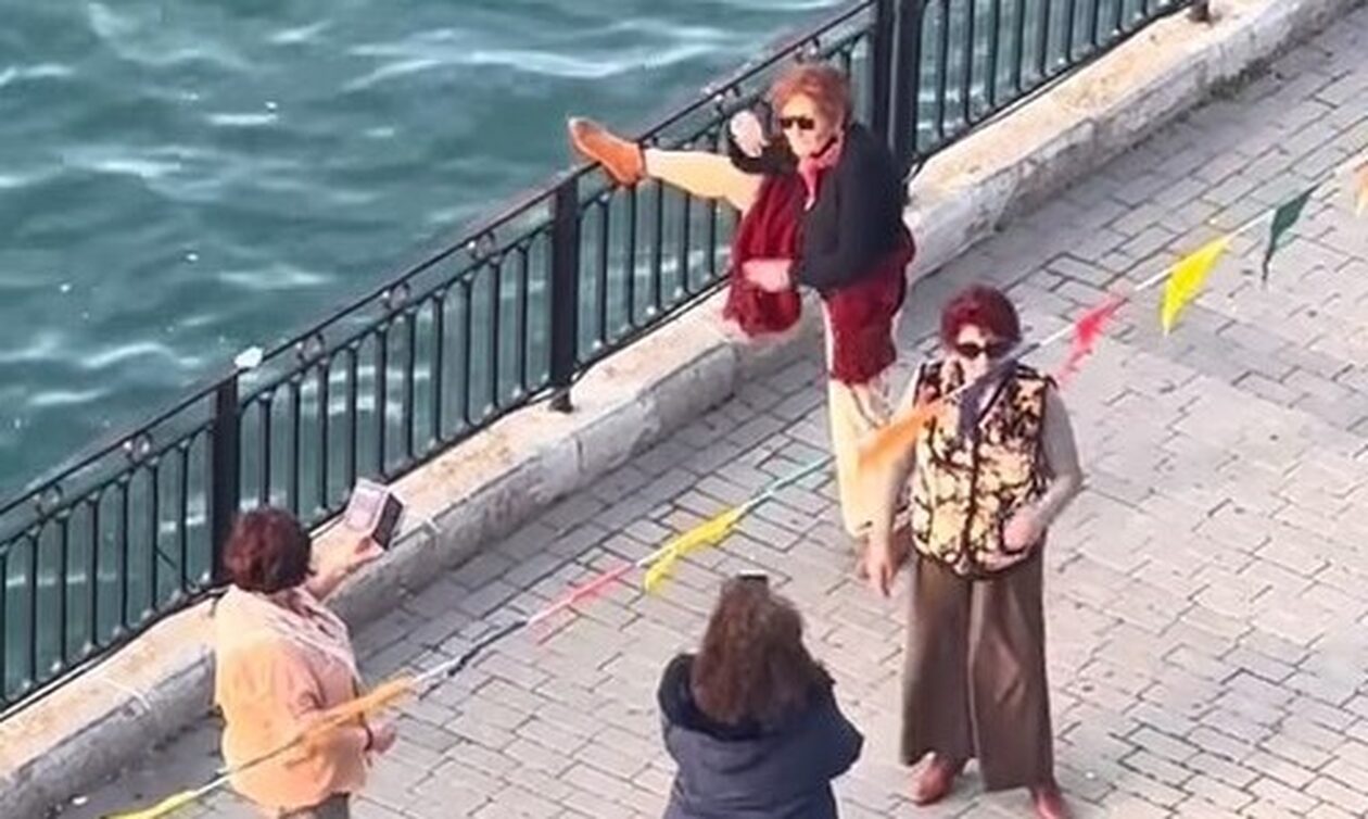 Γιαγιά ξεμουδιάζει κάνοντας διατάσεις στην παραλία και γίνεται viral