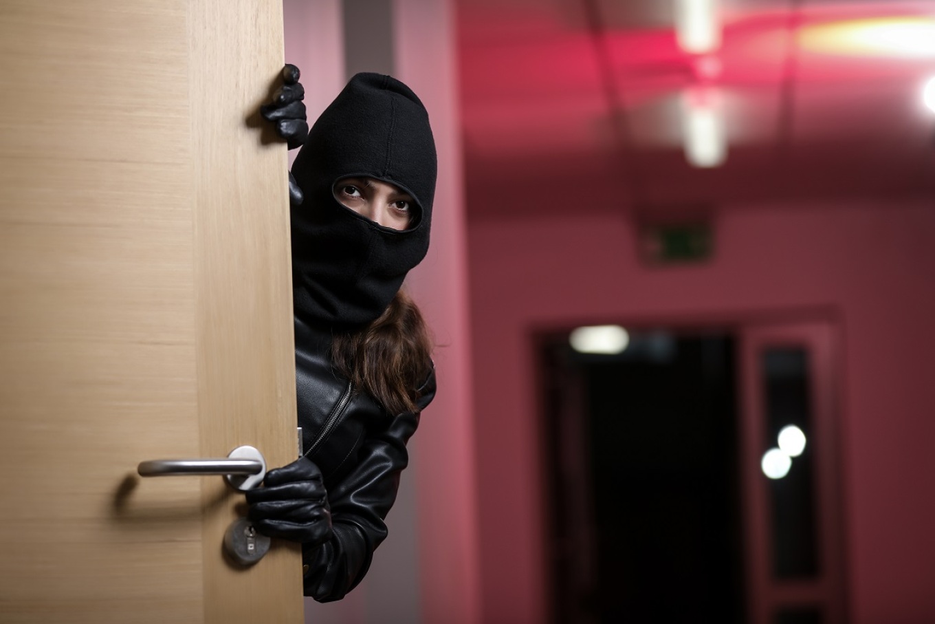 Θηλυκή συμμορία παραβίασε 17 σπίτια... με ένα τραπουλόχαρτο