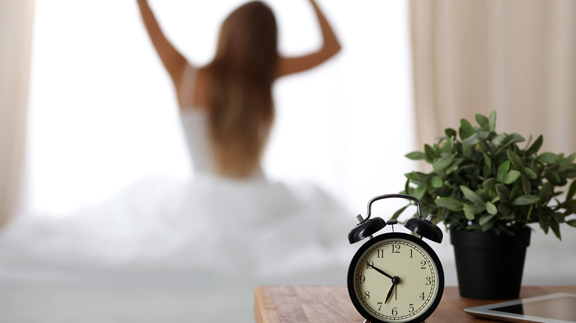 Γιατί ξυπνάω ακριβώς πριν το ξυπνητήρι μου; Οι θεωρίες των ειδικών για αυτό το παγκόσμιο φαινόμενο