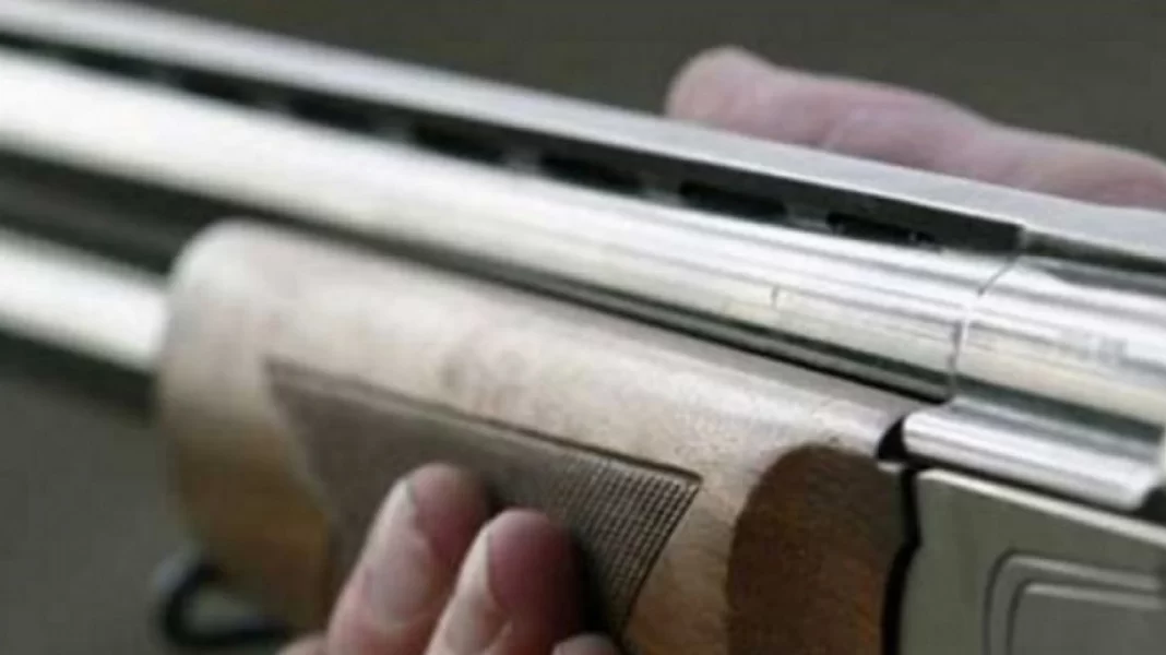 Άνδρας σημάδευε με καραμπίνα νεαρούς