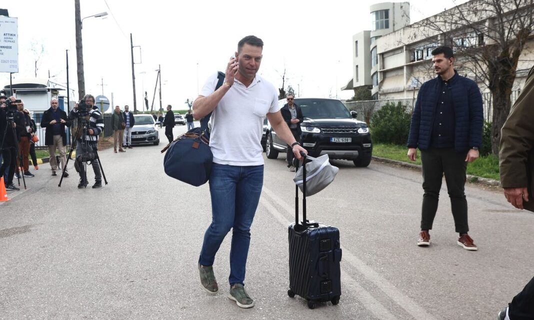 Ο Στέφανος Κασσελάκης παρουσιάστηκε στο στρατόπεδο στη Θήβα