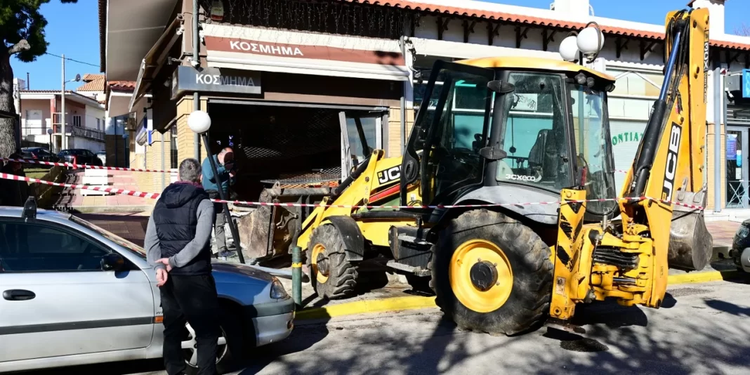 Θρασύτατοι ληστές εισέβαλαν σε κοσμηματοπωλείο – Μετακίνησαν αυτοκίνητο που τους… εμπόδιζε