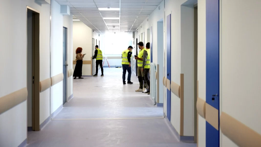 Άγρια επίθεση της δήθεν νοσοκόμας που ξάφριζε ασθενείς - Με δάγκωσε για να ξεφύγει, λέει η θυρωρός