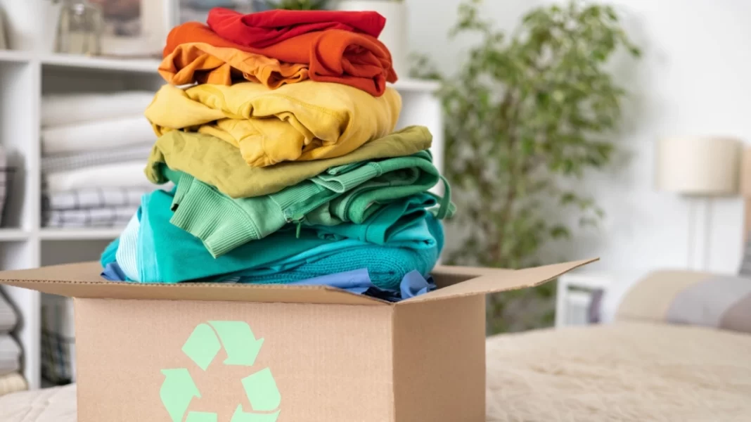 Γαλλία: Προτείνει ευρωπαϊκή απαγόρευση για τις εξαγωγές μεταχειρισμένων ενδυμάτων