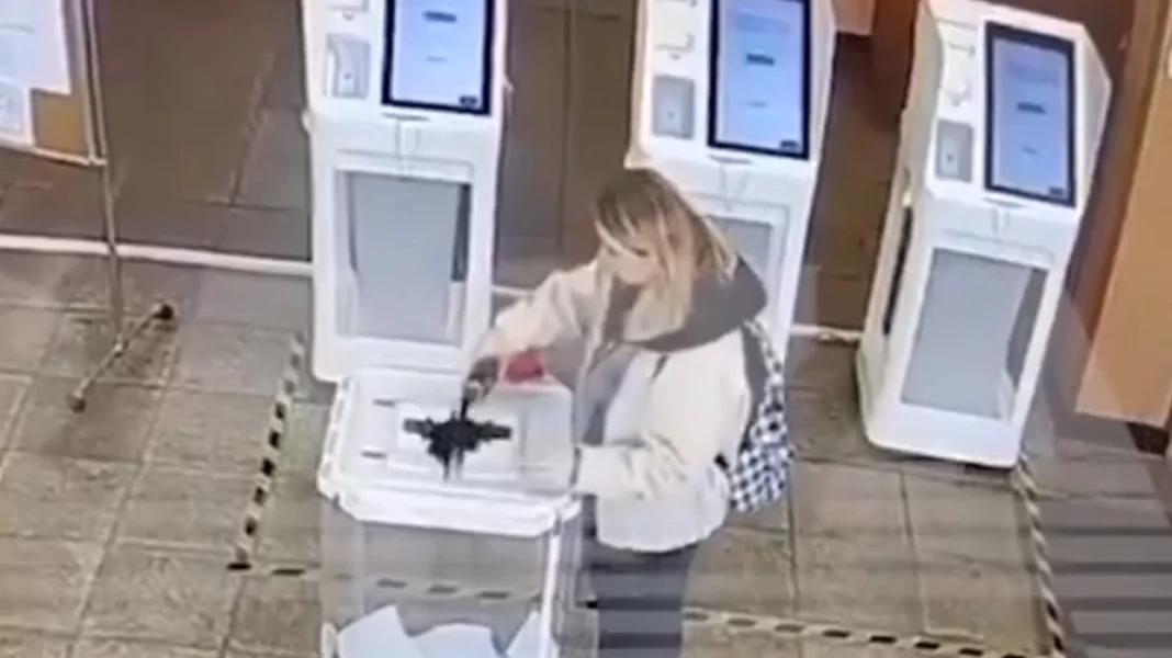 Εκλογές στη Ρωσία: Κυβερνοεπίθεση σε εκλογικά τμήματα της Σιβηρίας - Γυναίκα πέταξε μπογιά σε κάλπη στη Μόσχα