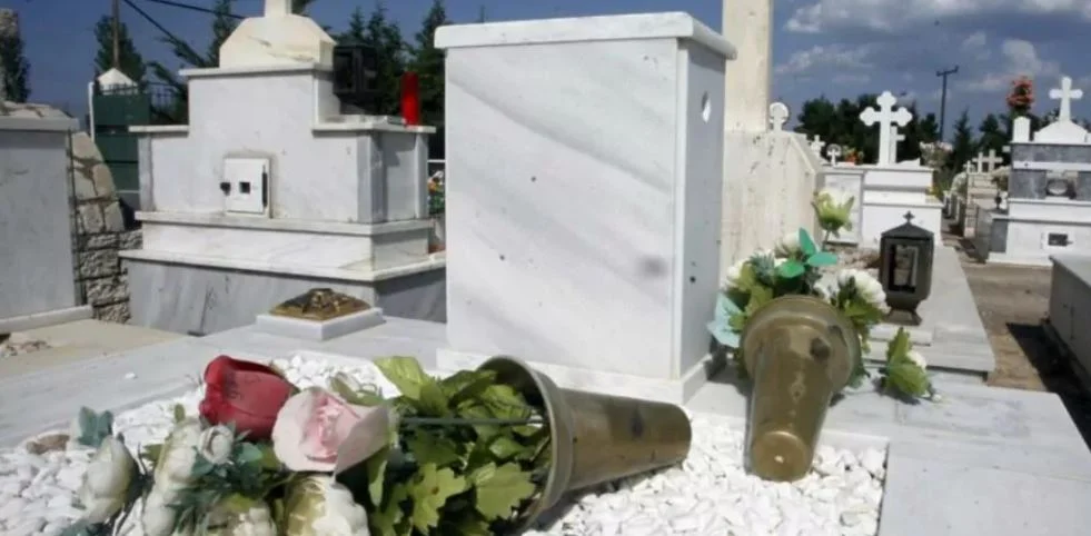 Σοκ: Αυτοκτόνησε πάνω στον τάφο του πατέρα του