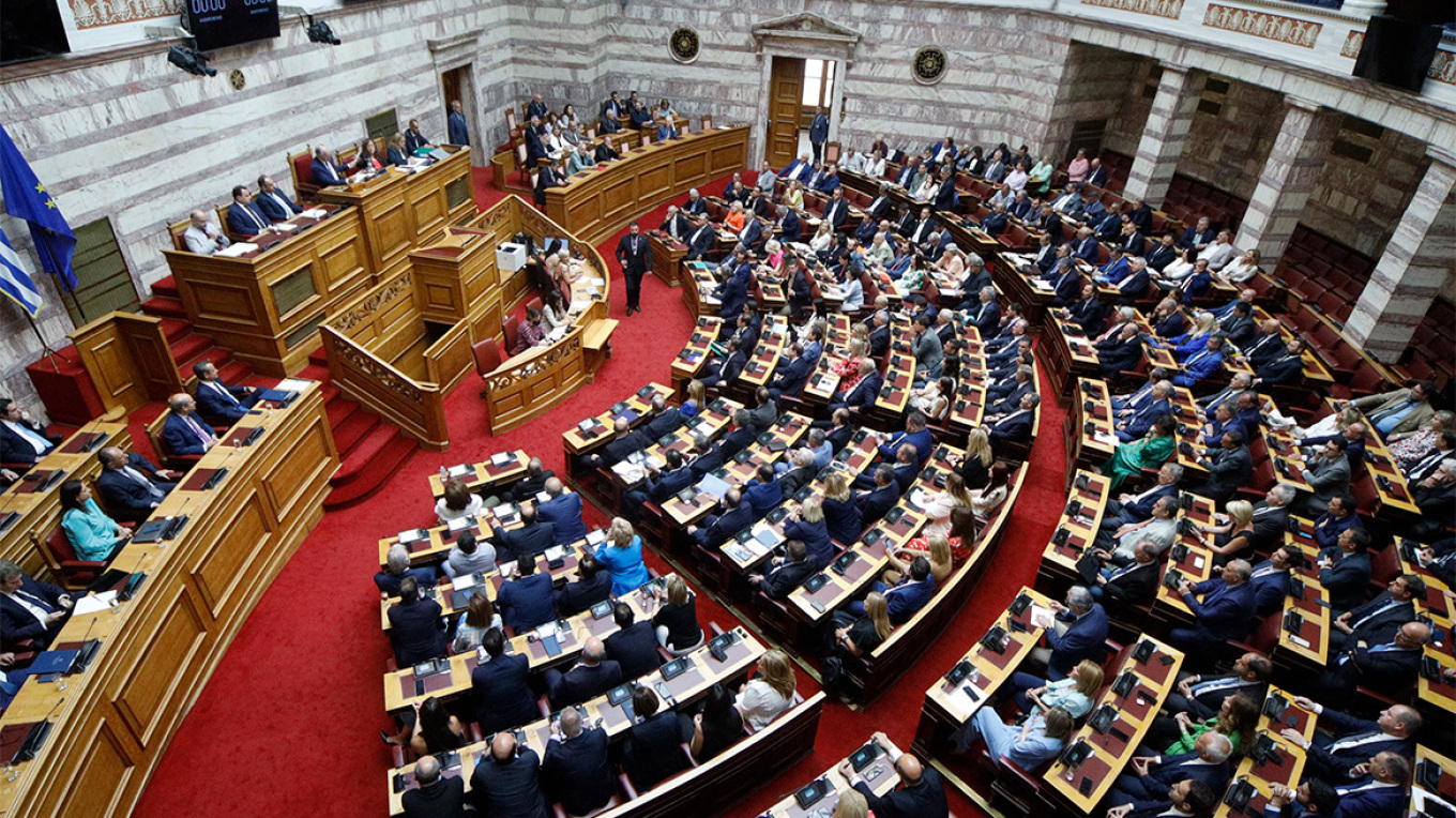LIVE: Κατατίθεται στη Βουλή η πρόταση δυσπιστίας κατά της κυβέρνησης