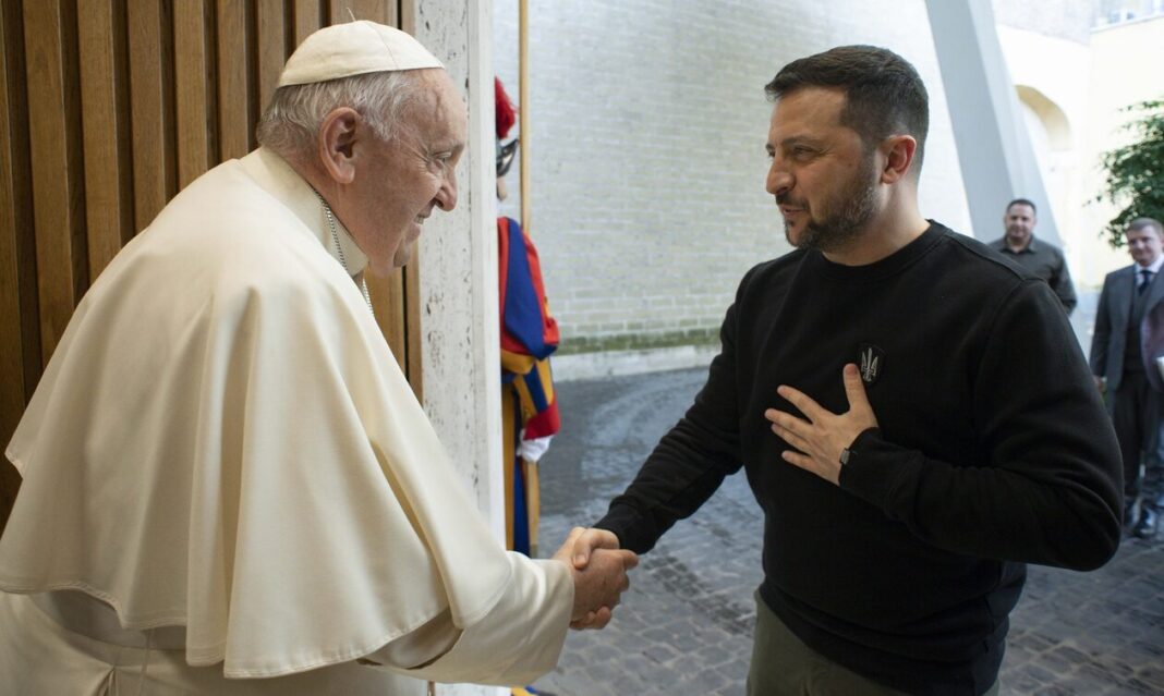 Πάπας καλεί Ζελένσκι: Για πρώτη φορά μιλάει για «λευκή σημαία» και «ηττημένο»