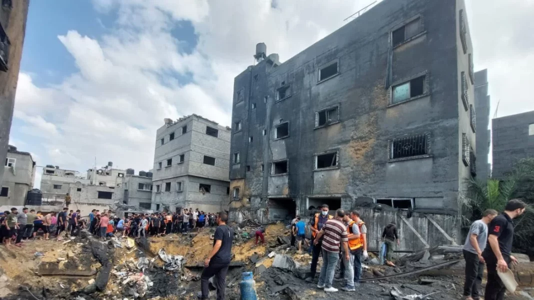 Το Ισραήλ έπληξε ένα από τα μεγαλύτερα συγκροτήματα κατοικιών στη νότια Ράφα