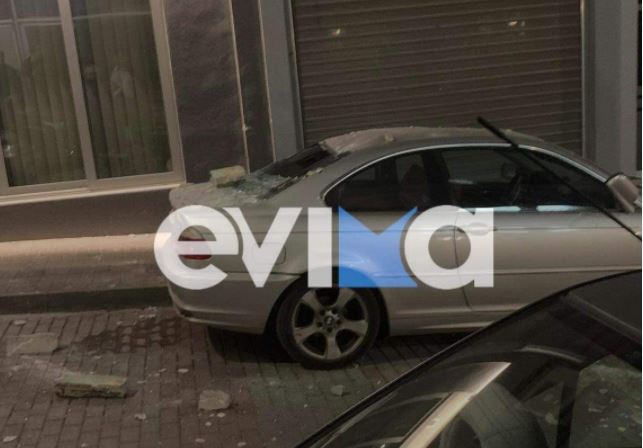 Βαριά κομμάτια σοβά έπεσαν σε σταθμευμένα αυτοκίνητα – Από τύχη δεν υπήρξαν τραυματισμοί