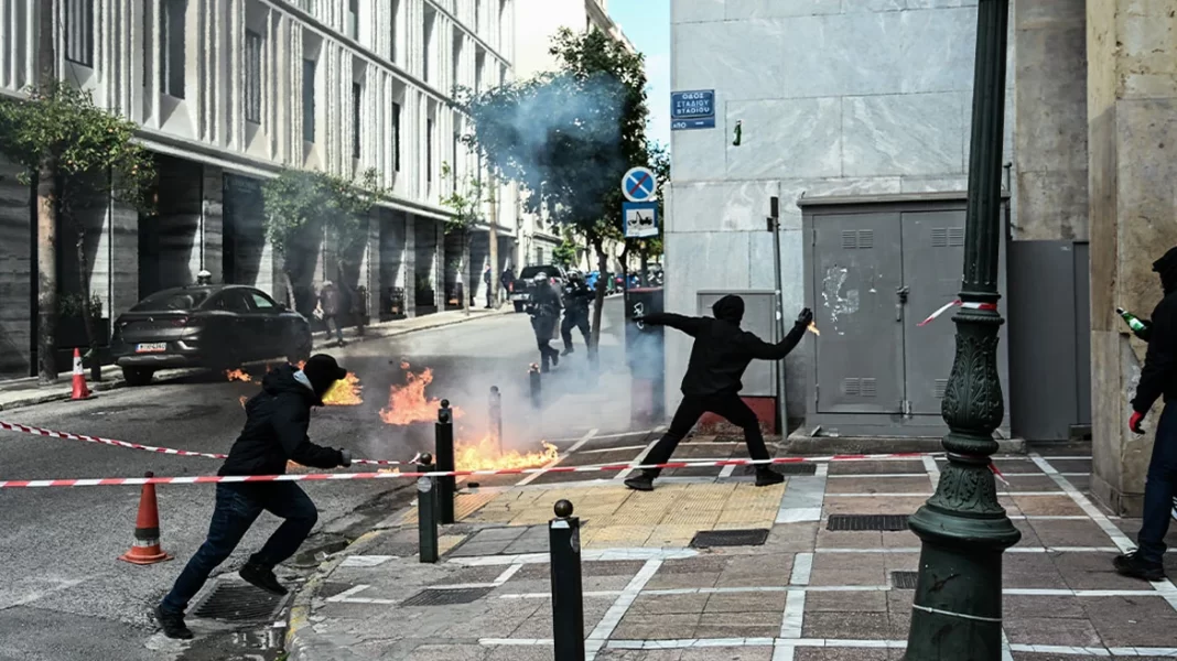 Πορεία στο κέντρο της Αθήνας: Επεισόδια με χημικά στο πανεκπαιδευτικό συλλαλητήριο στη Σταδίου