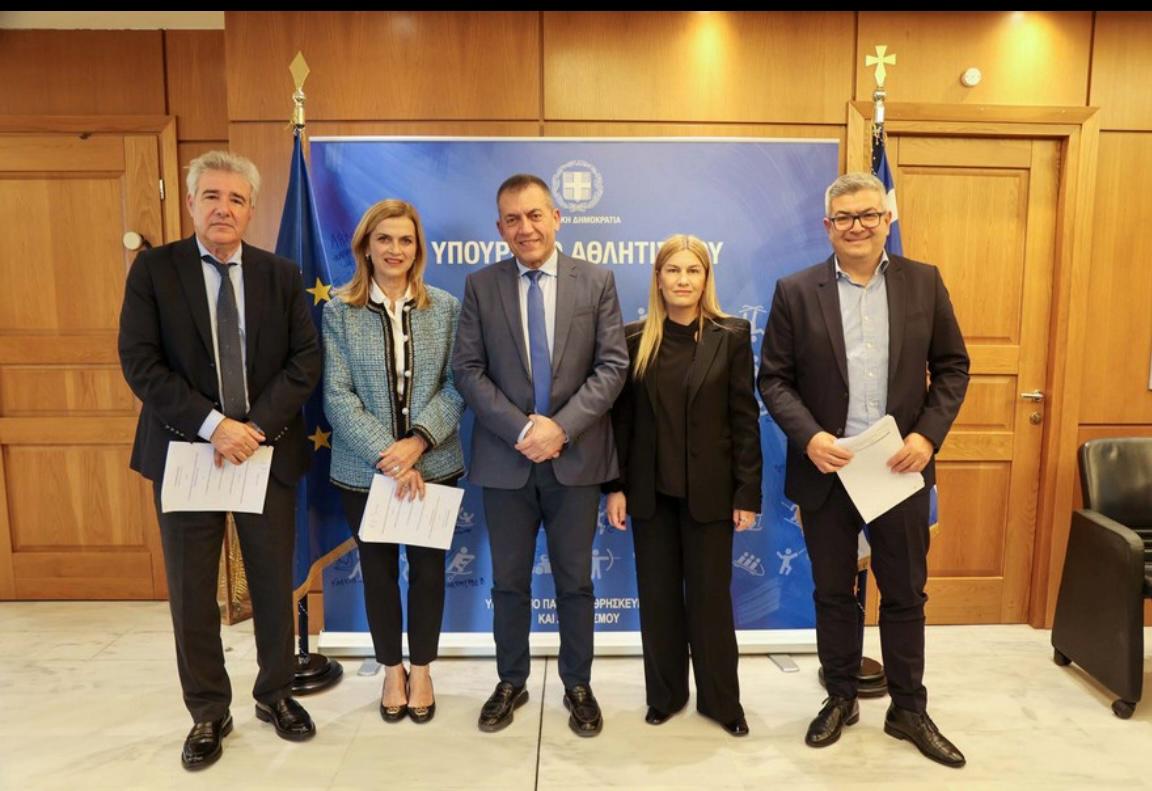 Η Σέβη Βολουδάκη στην υπογραφή της σύμβασης για την ανακατασκευή του κολυμβητηρίου Χανίων