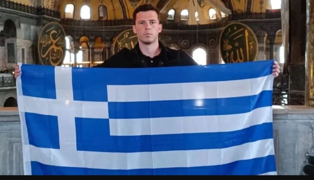 Έλληνας άνοιξε τη σημαία στην Αγία Σοφία και έγραψε «Αγαπημένη μου Πόλη, για πάντα Ελληνική» - Αντιδράσεις στην Τουρκία