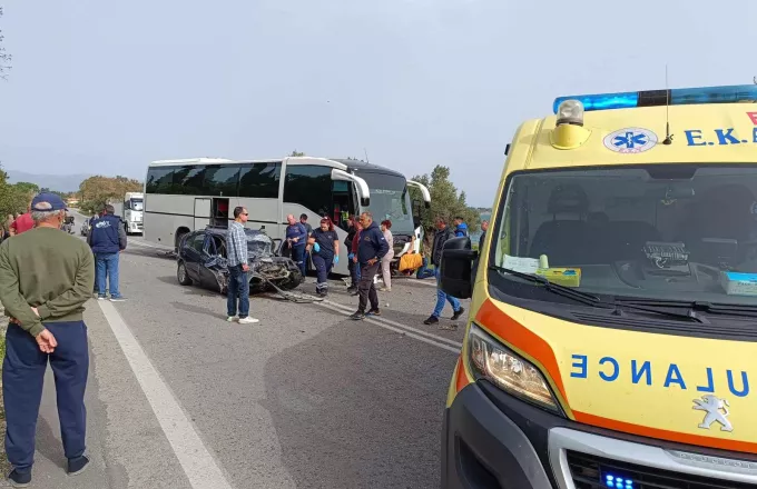 Σοβαρό τροχαίο με έναν νεκρό: Λεωφορείο συγκρούστηκε με ΙΧ