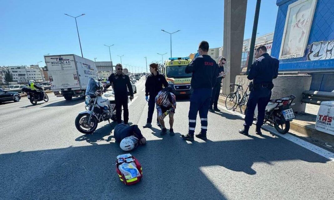 Ποδηλάτης παρέσυρε μοτοσικλετιστή, τον τραυμάτισε και προσπάθησε να διαφύγει