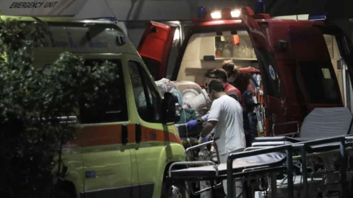 Τραυματίστηκε σοβαρά 19χρονος όταν το ΙΧ που οδηγούσε, έπεσε σε σταθμευμένα οχήματα