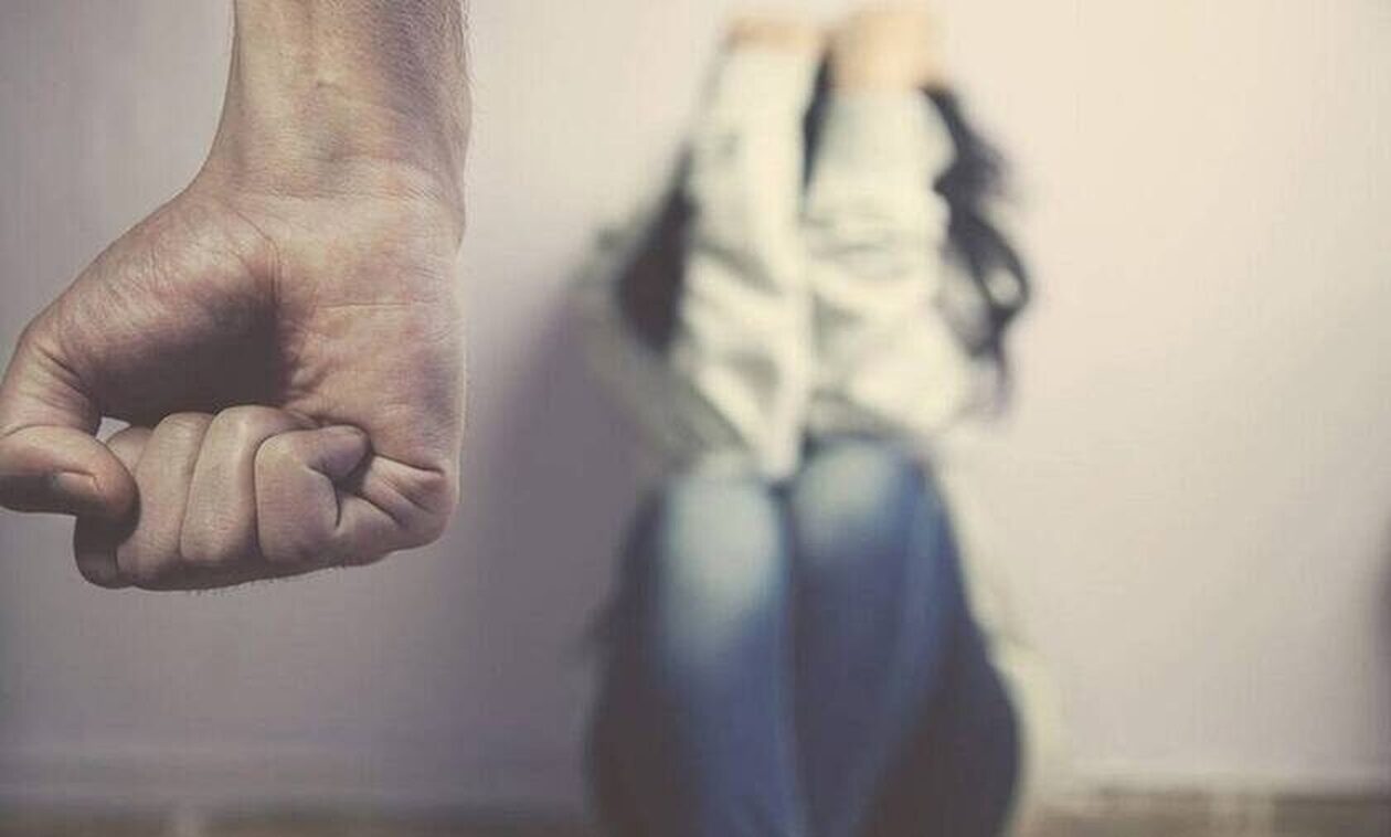 Συγγνώμη ζητά ο άνδρας που έλουσε τη σύζυγό του με χλωρίνη και τη χτύπησε με σίδερο