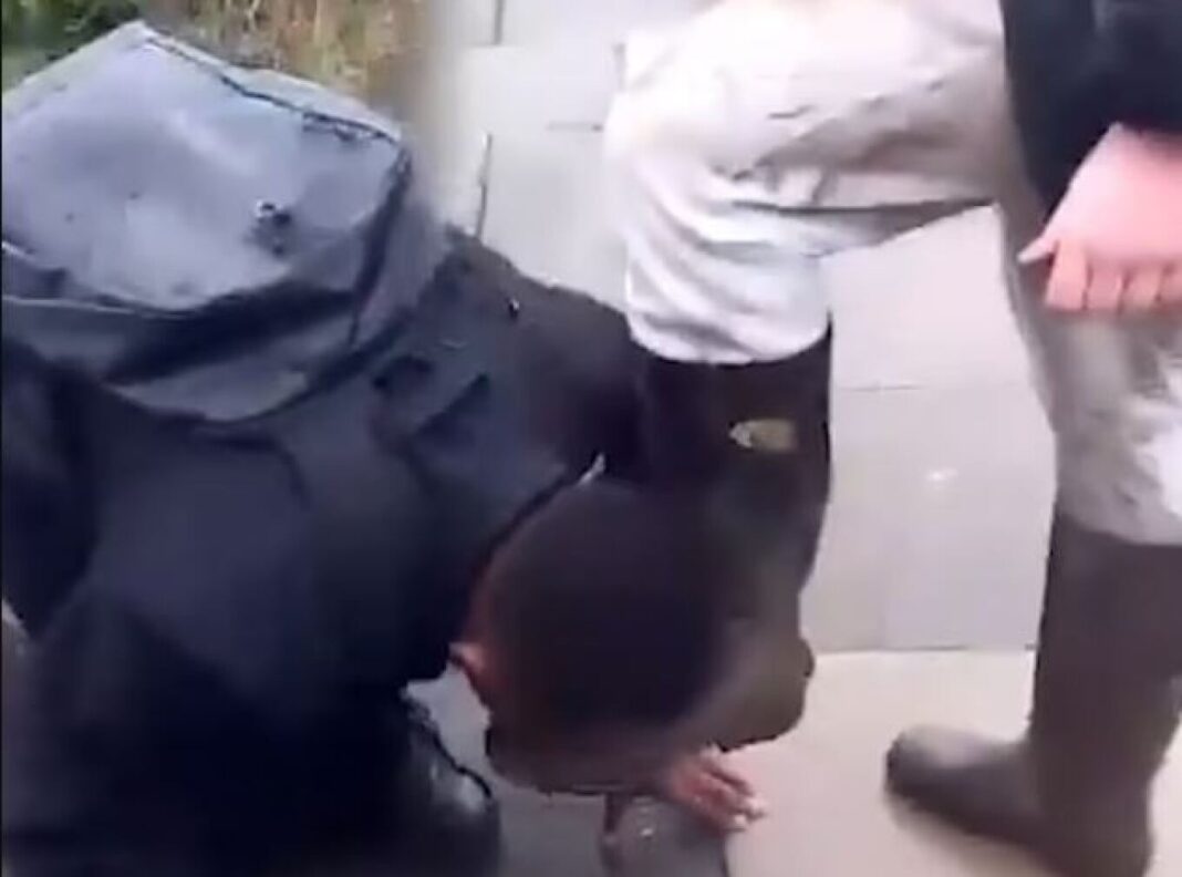 Αδιανόητο bullying σε μαθητή – Τον έβαλε να φιλήσει τις μπότες του
