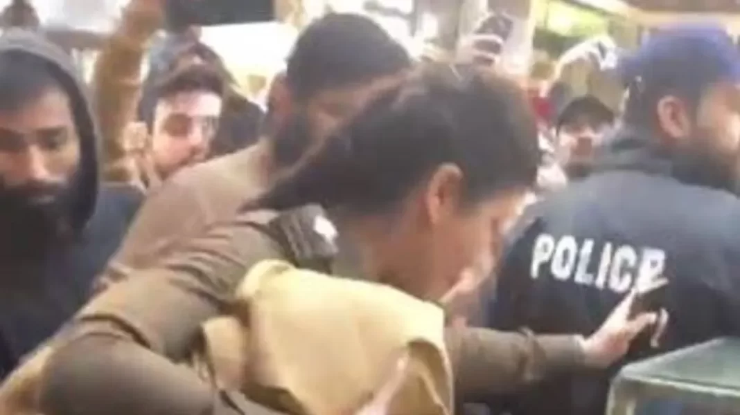 Γυναίκα αστυνομικός έσωσε γυναίκα από αποκεφαλισμό στο Πακιστάν: Την κατηγόρησαν για βλασφημία λόγω του φορέματός της