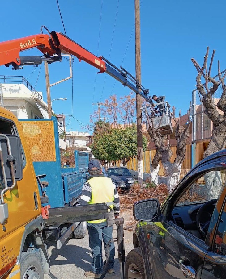 Εκτεταμένες συντηρήσεις πρασίνου από το Δήμο Μαλεβιζίου γύρω από σχολικές μονάδες και στις τουριστικές περιοχές