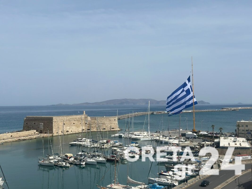 Η ελληνική σημαία 1,5 στρέμματος που «σκέπασε» το λιμάνι του Ηρακλείου