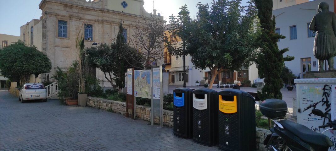 Διευρύνεται το δίκτυο ανακύκλωσης στον Δήμο Χανίων με την τοποθέτηση νέων συστοιχιών κάδων σε διάφορα σημεία της πόλης
