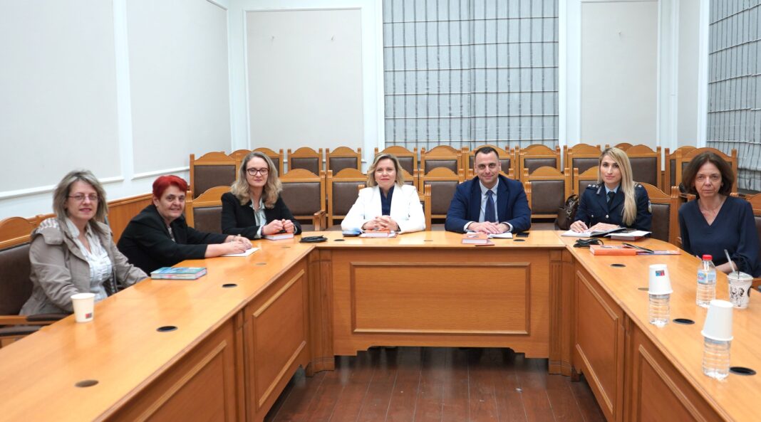 1 (1) (6) Συνάντηση εργασίας για τη δικτύωση όλων των φορέων για την πρόληψη της διαδικτυακής παρενόχλησης/κακοποίησης παιδιών και εφήβων