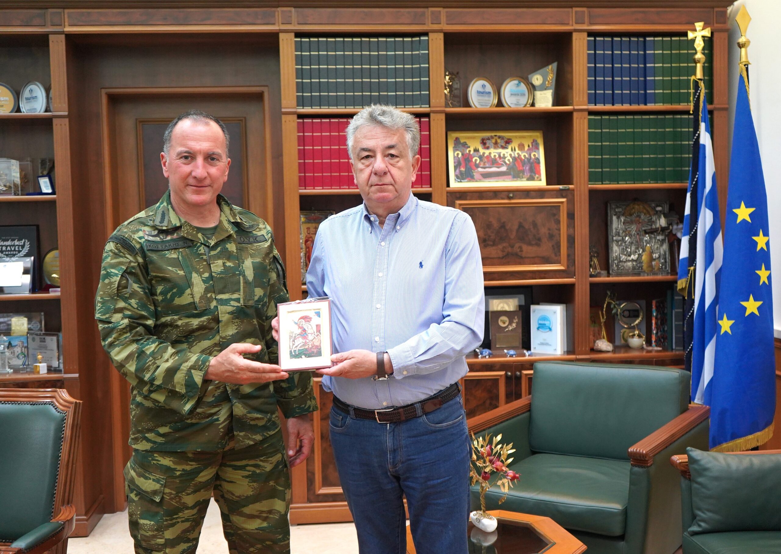Επίσκεψη νέου Διοικητή της 5ης Αερομεταφερόμενης Ταξιαρχίας Χανίων στον Περιφερειάρχη Κρήτης