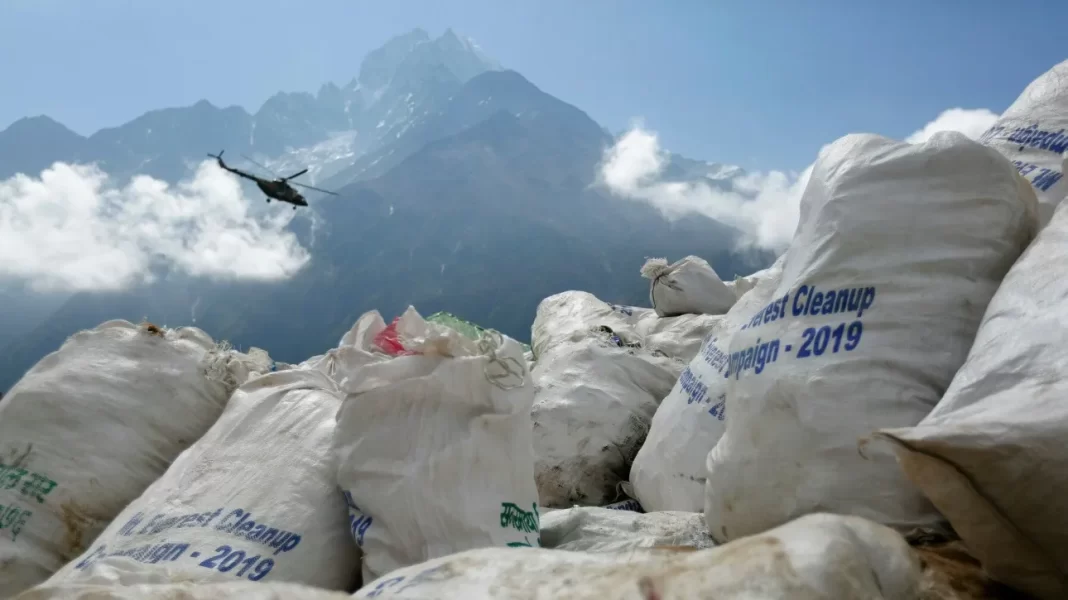 Ο στρατός του Νεπάλ καθαρίζει το Έβερεστ από σκουπίδια και πτώματα ορειβατών