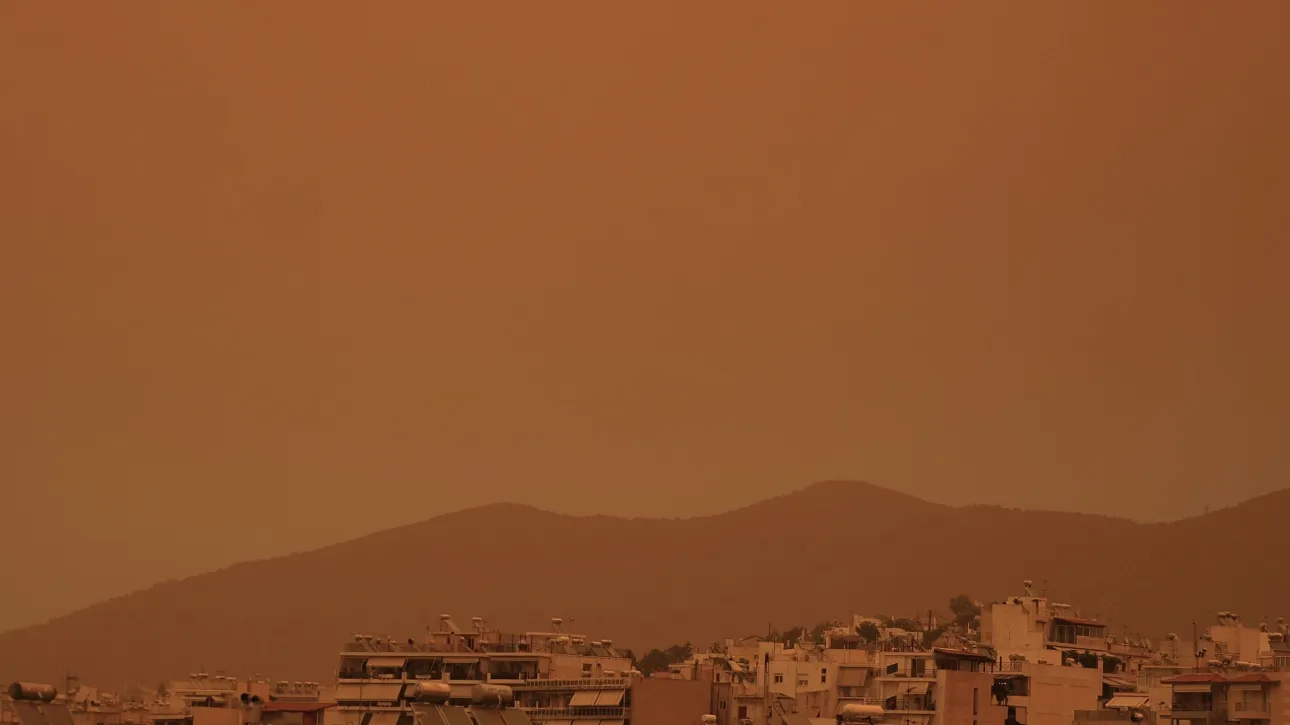 Meteo: Μοναδικά πλάνα από το κύμα αφρικανικής σκόνης που «σκέπασε» τη χώρα