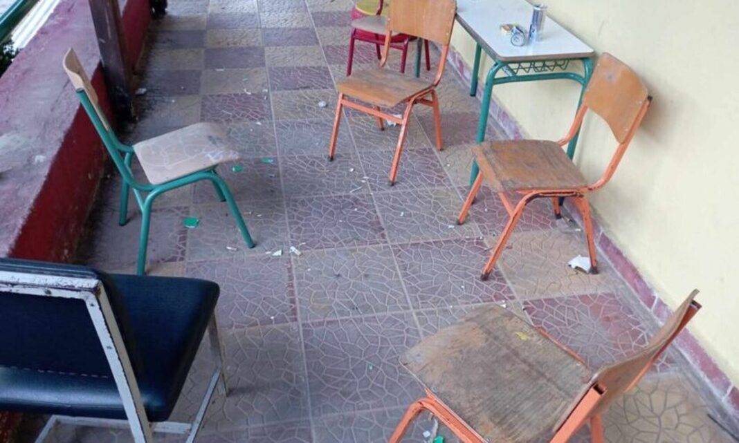 Κάμερες κατέγραψαν βανδαλισμό σε σχολείο - Οι καταστροφές που προκάλεσαν