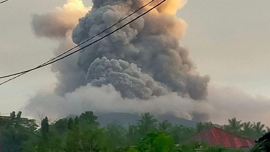 Iνδονησία: Συνεχίζει να «βρυχάται» το ηφαίστειο στο «Δαχτυλίδι της Φωτιάς»