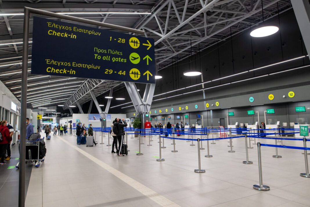 Καταδικάστηκε αστυνομικός που διευκόλυνε παράτυπους μετανάστες να ταξιδέψουν από το αεροδρόμιο «Μακεδονία»