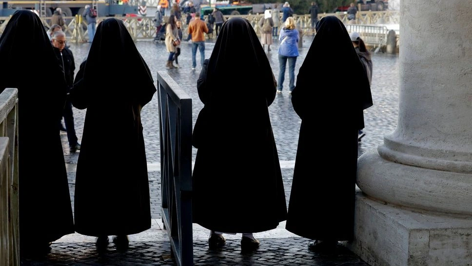 Ιταλία: Σάλος με την διαφήμιση που δείχνει μοναχές να τρώνε πατατάκια