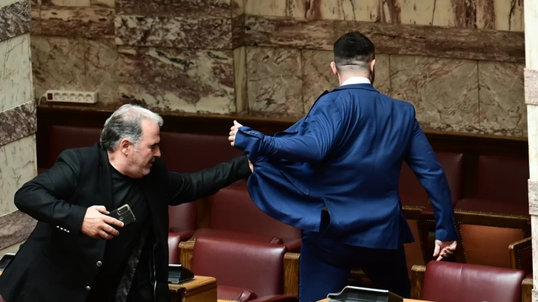 Ξυλοδαρμός στη Βουλή: Πρώην βουλευτής των Σπαρτιατών επιτέθηκε σε βουλευτή της Ελ.Λύσης