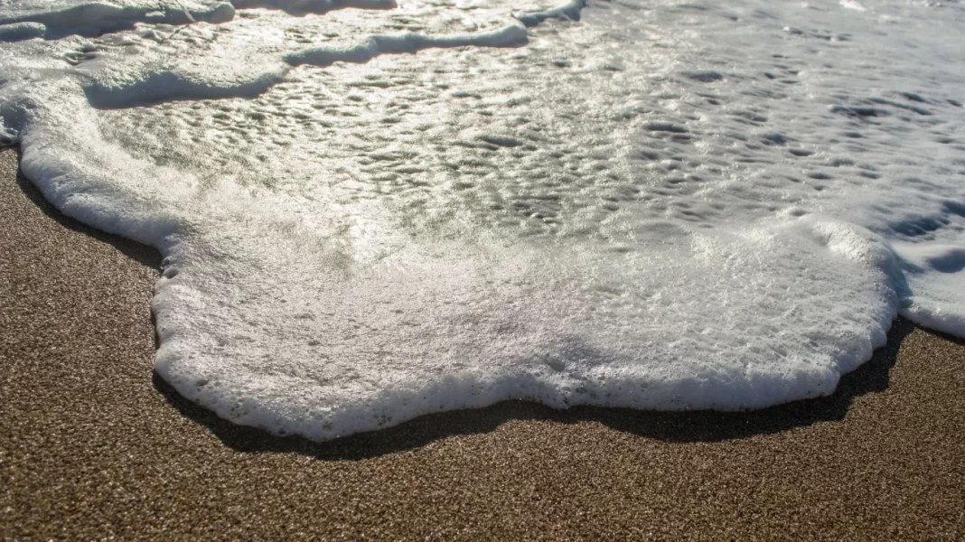 Αφροί στην θάλασσα της Ζακύνθου – Πού οφείλεται το φαινόμενο