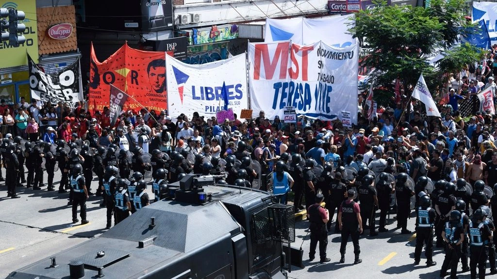 Αργεντινή: Ξεσηκωμός κατά της λιτότητας – Στους δρόμους οι φοιτητές για το δημόσιο πανεπιστήμιο