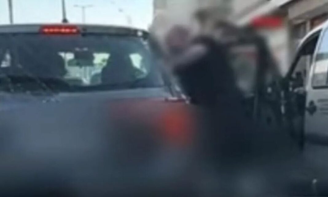 Απίστευτη επίθεση άνδρα οδηγού σε γυναίκα – Άνοιξε την πόρτα και της πέταξε αντικείμενο
