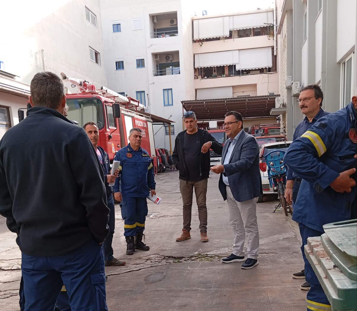 Η αντιπροσωπεία της ΤΕ Χανίων του ΚΚΕ στην Πυροσβεστική Υπηρεσία του νομού
