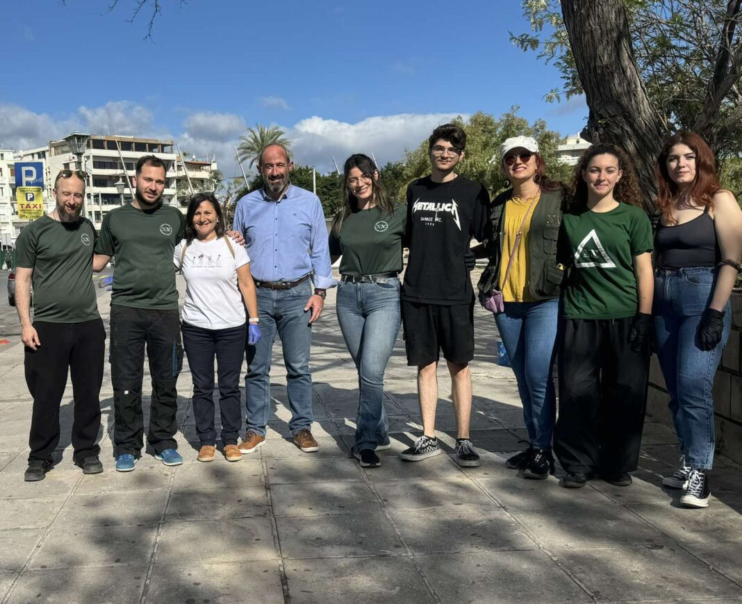 Νέοι εθελοντές Ηρακλειώτες με τη συνδρομή της Υπηρεσίας Πρασίνου του Δήμου Ηρακλείου αναβάθμισαν με 300 φυτά το κέντρο της πόλης