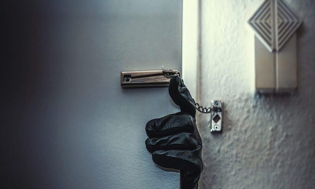 Τρόμος για 29χρονο - Τον λήστεψαν με την χρήση βίας μέσα στο σπίτι του
