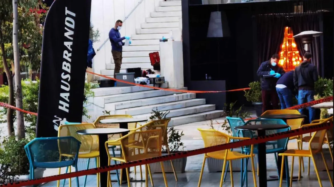Αναζητείται ο δράστης του φονικού έξω από μπαρ - Βίντεο από τη συμπλοκή και τις πρώτες βοήθειες στο θύμα