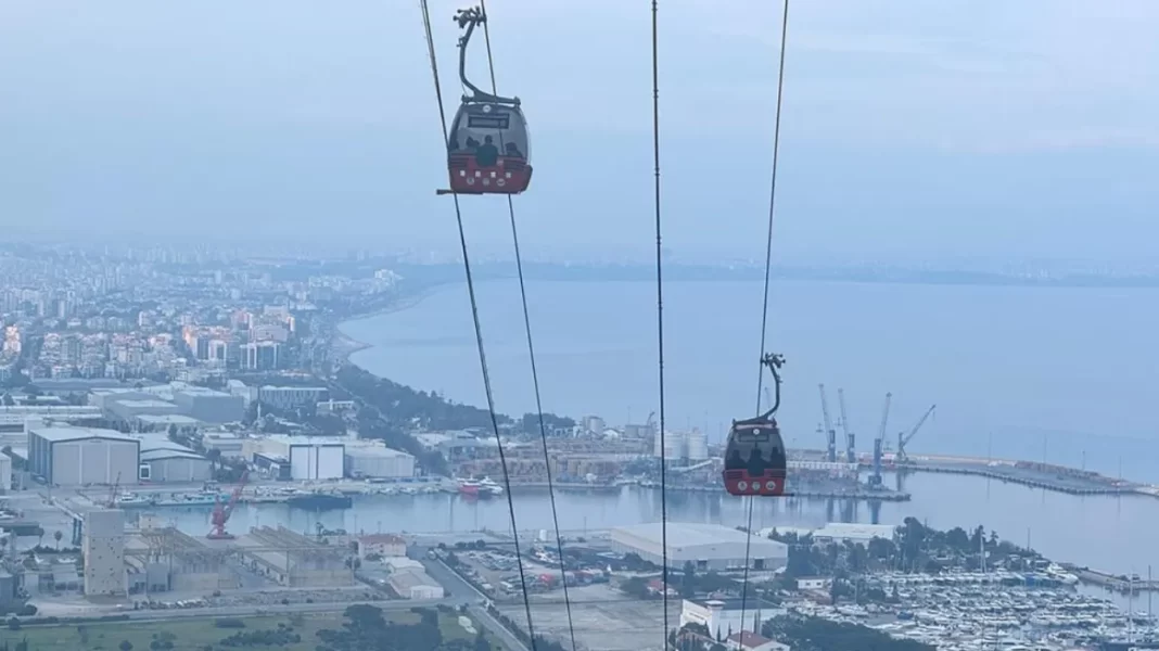 Τουρκία: Ένας νεκρός και 184 εγκλωβισμένοι στον αέρα μετά από κατάρρευση τελεφερίκ